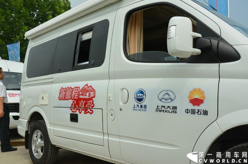 7月24日，上汽大通携手中国石油举办的第四季“新旅行 心享受”房车自驾游活动，在北京正式发车。此次活动是上汽大通首度与中石油携手共同举办。图为：等待发车的大通房车车队