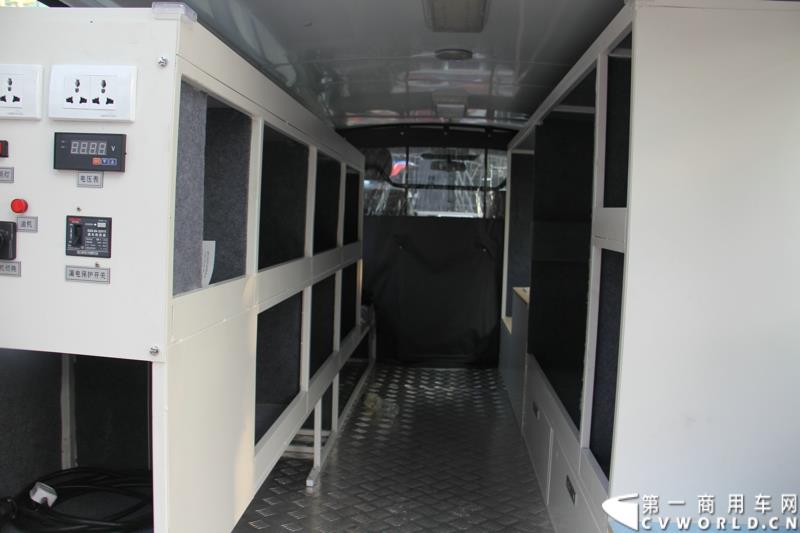 8月14日，图雅诺杯—福田商务汽车第五届改装大赛在山东潍坊举行，福田轻型商用车事业本部以及福田商务汽车负责人、改装企业、经销商、媒体在内的200余人出席了本次活动。图为：风景G7改装的流动服务车，由北京天坛海乔客车公司改装制造