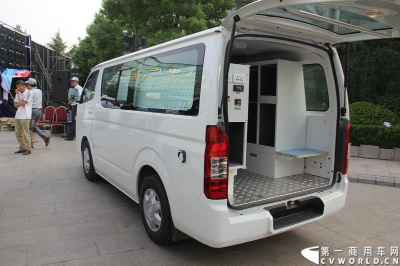 8月14日，图雅诺杯—福田商务汽车第五届改装大赛在山东潍坊举行，福田轻型商用车事业本部以及福田商务汽车负责人、改装企业、经销商、媒体在内的200余人出席了本次活动。图为：风景G7改装的流动服务车，由北京天坛海乔客车公司改装制造