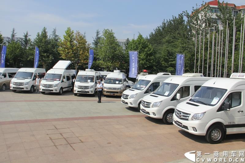 8月14日，图雅诺杯—福田商务汽车第五届改装大赛在山东潍坊举行，福田轻型商用车事业本部以及福田商务汽车负责人、改装企业、经销商、媒体在内的200余人出席了本次活动。图为：改装大赛参赛车辆