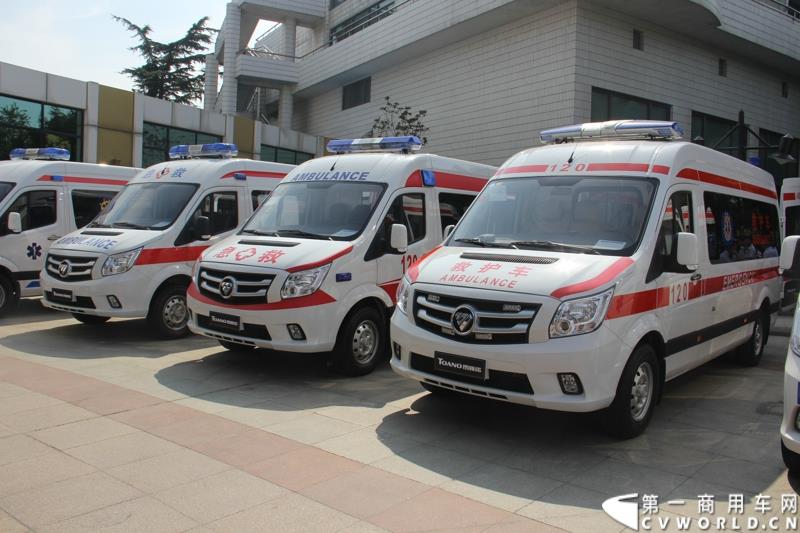 8月14日，图雅诺杯—福田商务汽车第五届改装大赛在山东潍坊举行，福田轻型商用车事业本部以及福田商务汽车负责人、改装企业、经销商、媒体在内的200余人出席了本次活动。图为：救护车展区