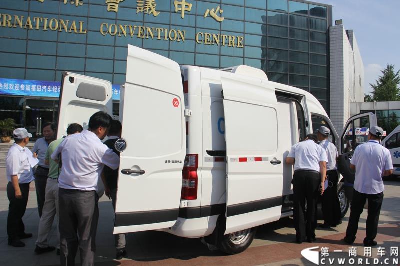 8月14日，图雅诺杯—福田商务汽车第五届改装大赛在山东潍坊举行，福田轻型商用车事业本部以及福田商务汽车负责人、改装企业、经销商、媒体在内的200余人出席了本次活动。图为：冷藏车接受评审