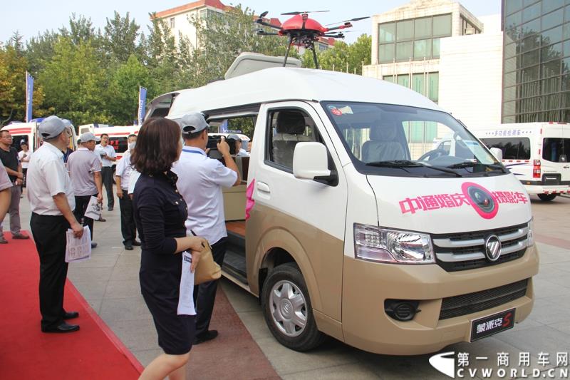 8月14日，图雅诺杯—福田商务汽车第五届改装大赛在山东潍坊举行，福田轻型商用车事业本部以及福田商务汽车负责人、改装企业、经销商、媒体在内的200余人出席了本次活动。图为：蒙派克S改装的中通婚庆摄影车接受评审