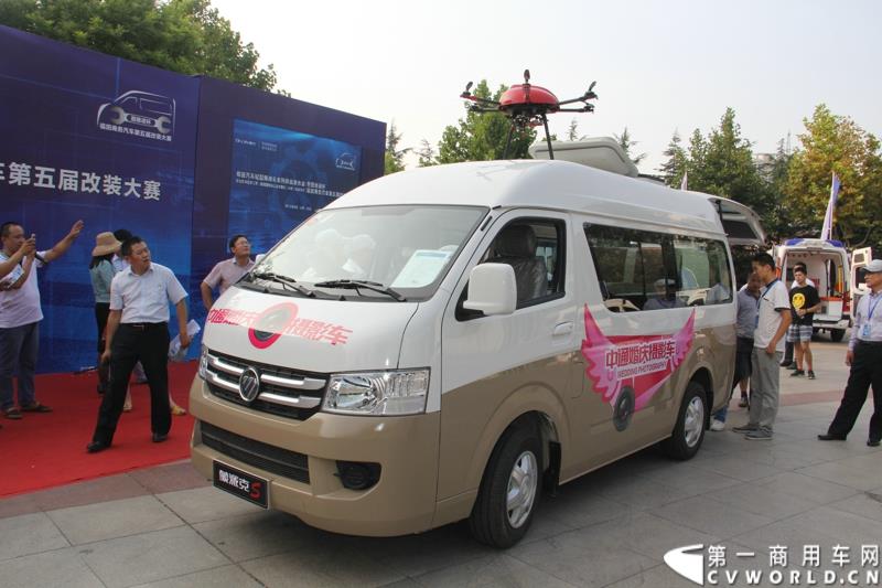 8月14日，图雅诺杯—福田商务汽车第五届改装大赛在山东潍坊举行，福田轻型商用车事业本部以及福田商务汽车负责人、改装企业、经销商、媒体在内的200余人出席了本次活动。图为：蒙派克S改装的中通婚庆摄影车接受评审