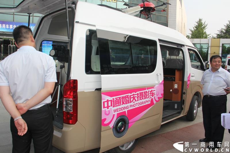 8月14日，图雅诺杯—福田商务汽车第五届改装大赛在山东潍坊举行，福田轻型商用车事业本部以及福田商务汽车负责人、改装企业、经销商、媒体在内的200余人出席了本次活动。图为：蒙派克S改装的中通婚庆摄影车接受评审
