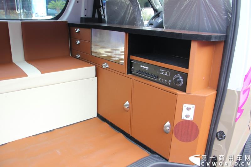 8月14日，图雅诺杯—福田商务汽车第五届改装大赛在山东潍坊举行，福田轻型商用车事业本部以及福田商务汽车负责人、改装企业、经销商、媒体在内的200余人出席了本次活动。图为：蒙派克S改装的中通婚庆摄影车接受评审