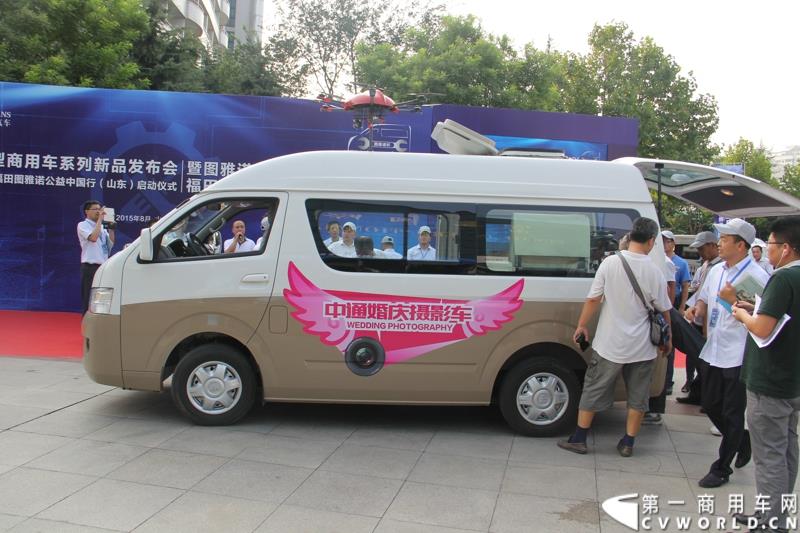 8月14日，图雅诺杯—福田商务汽车第五届改装大赛在山东潍坊举行，福田轻型商用车事业本部以及福田商务汽车负责人、改装企业、经销商、媒体在内的200余人出席了本次活动。图为：蒙派克S改装的中通婚庆摄影车接受评审