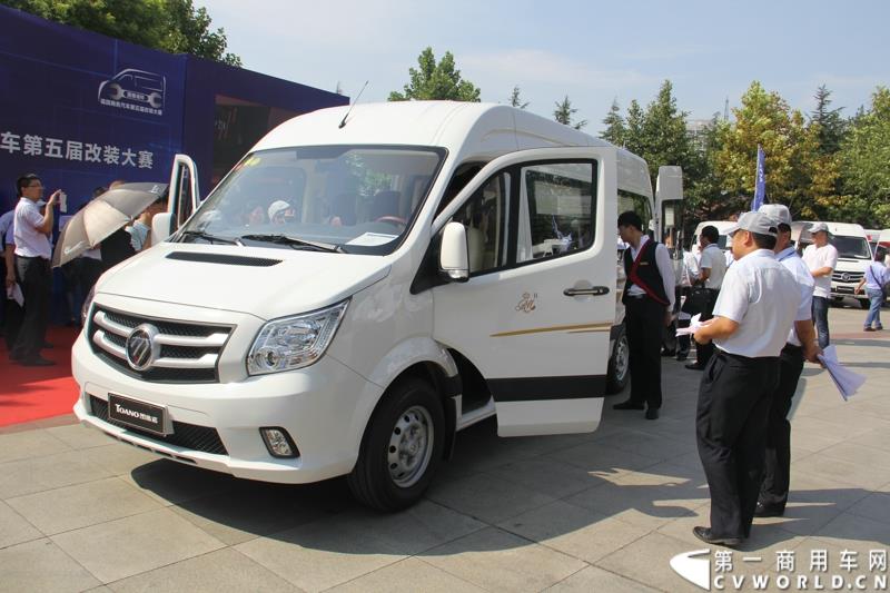 8月14日，图雅诺杯—福田商务汽车第五届改装大赛在山东潍坊举行，福田轻型商用车事业本部以及福田商务汽车负责人、改装企业、经销商、媒体在内的200余人出席了本次活动。图为青岛索尔汽车改装的图雅诺商务车接受评审