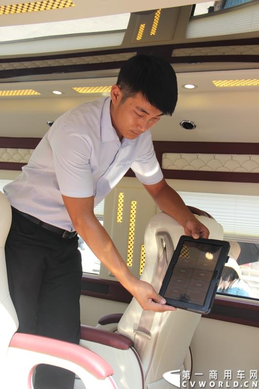 8月14日，图雅诺杯—福田商务汽车第五届改装大赛在山东潍坊举行，福田轻型商用车事业本部以及福田商务汽车负责人、改装企业、经销商、媒体在内的200余人出席了本次活动。图为青岛索尔汽车改装的图雅诺商务车接受评审