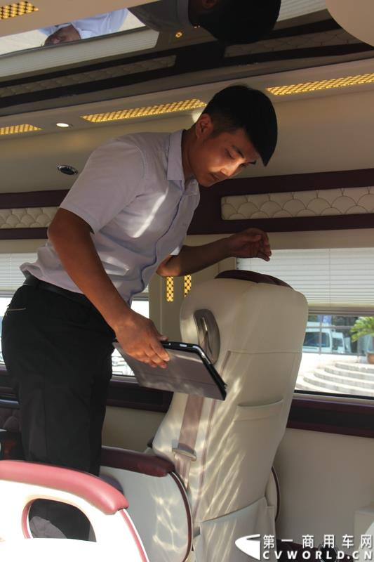 8月14日，图雅诺杯—福田商务汽车第五届改装大赛在山东潍坊举行，福田轻型商用车事业本部以及福田商务汽车负责人、改装企业、经销商、媒体在内的200余人出席了本次活动。图为青岛索尔汽车改装的图雅诺商务车接受评审