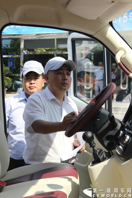 8月14日，图雅诺杯—福田商务汽车第五届改装大赛在山东潍坊举行，福田轻型商用车事业本部以及福田商务汽车负责人、改装企业、经销商、媒体在内的200余人出席了本次活动。图为：认真的评委
