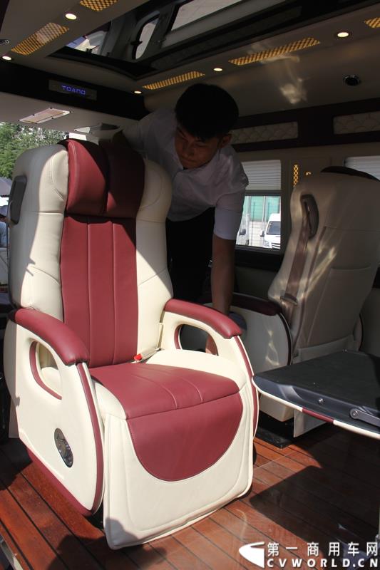 8月14日，图雅诺杯—福田商务汽车第五届改装大赛在山东潍坊举行，福田轻型商用车事业本部以及福田商务汽车负责人、改装企业、经销商、媒体在内的200余人出席了本次活动。图为青岛索尔汽车改装的图雅诺商务车接受评审