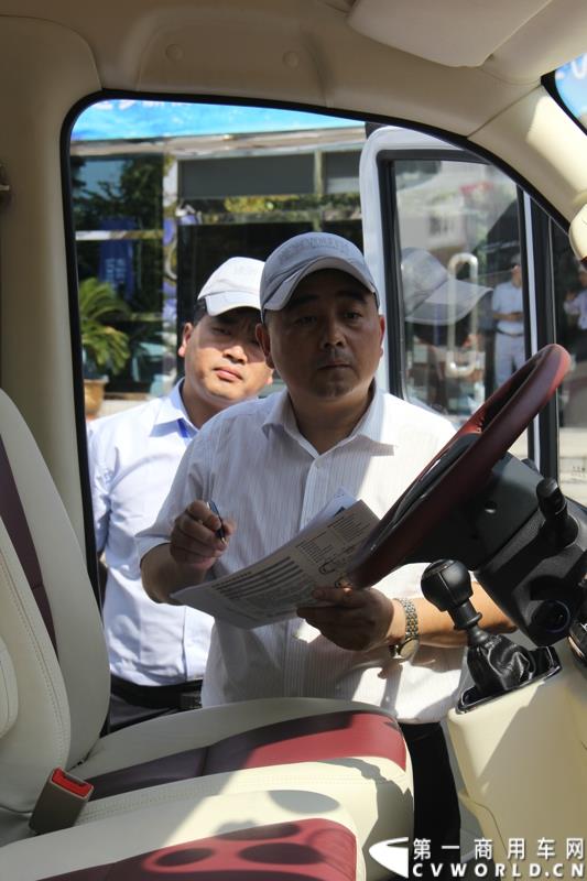 8月14日，图雅诺杯—福田商务汽车第五届改装大赛在山东潍坊举行，福田轻型商用车事业本部以及福田商务汽车负责人、改装企业、经销商、媒体在内的200余人出席了本次活动。图为：认真的评委