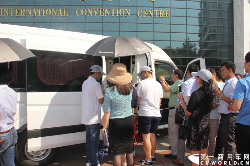 8月14日，图雅诺杯—福田商务汽车第五届改装大赛在山东潍坊举行，福田轻型商用车事业本部以及福田商务汽车负责人、改装企业、经销商、媒体在内的200余人出席了本次活动。图为青岛索尔汽车改装的图雅诺商务车接受评审