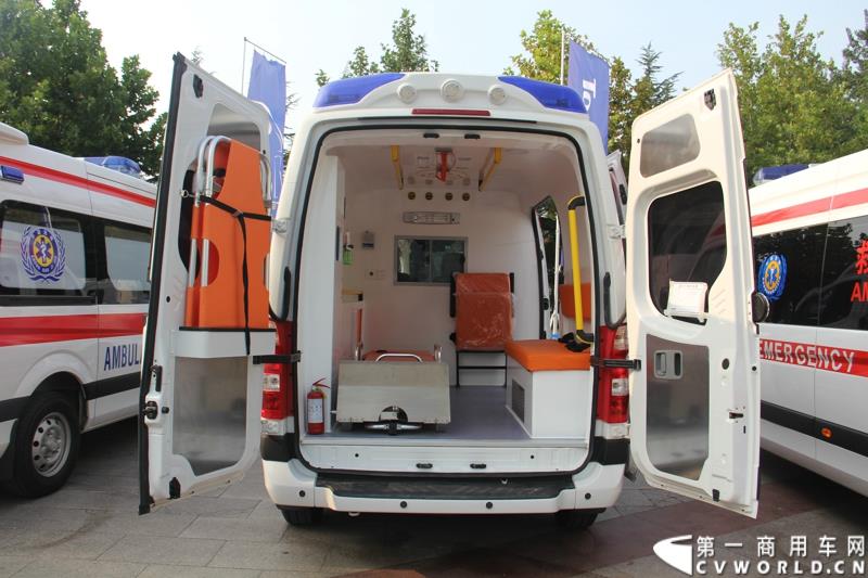 8月14日，图雅诺杯—福田商务汽车第五届改装大赛在山东潍坊举行，福田轻型商用车事业本部以及福田商务汽车负责人、改装企业、经销商、媒体在内的200余人出席了本次活动。图为：图雅诺改装的多功能检测车接受评审