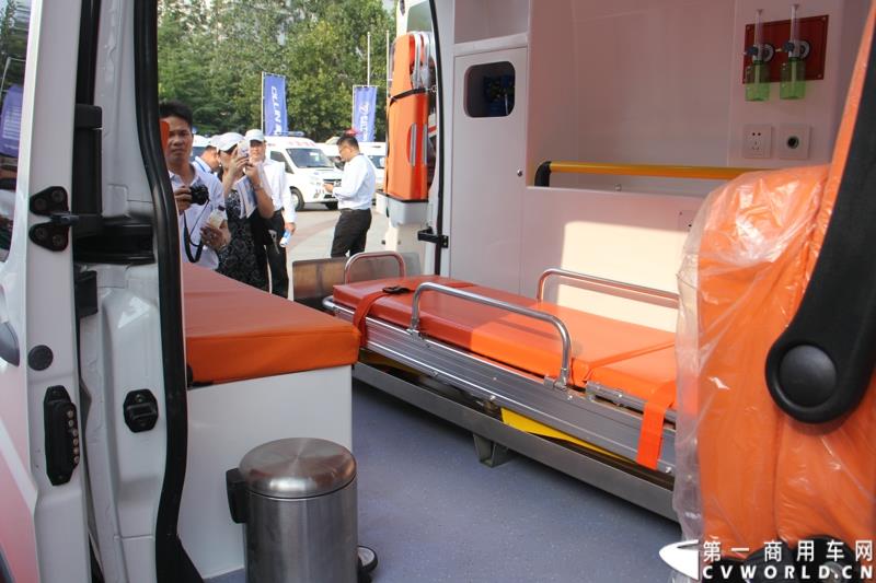 8月14日，图雅诺杯—福田商务汽车第五届改装大赛在山东潍坊举行，福田轻型商用车事业本部以及福田商务汽车负责人、改装企业、经销商、媒体在内的200余人出席了本次活动。图为：图雅诺改装的多功能检测车接受评审