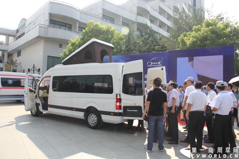 8月14日，图雅诺杯—福田商务汽车第五届改装大赛在山东潍坊举行，福田轻型商用车事业本部以及福田商务汽车负责人、改装企业、经销商、媒体在内的200余人出席了本次活动。图为：图雅诺改装的商务房车接受评审