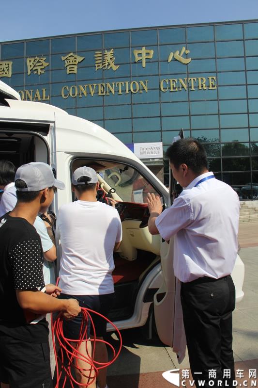 8月14日，图雅诺杯—福田商务汽车第五届改装大赛在山东潍坊举行，福田轻型商用车事业本部以及福田商务汽车负责人、改装企业、经销商、媒体在内的200余人出席了本次活动。图为：图雅诺改装的商务房车接受评审