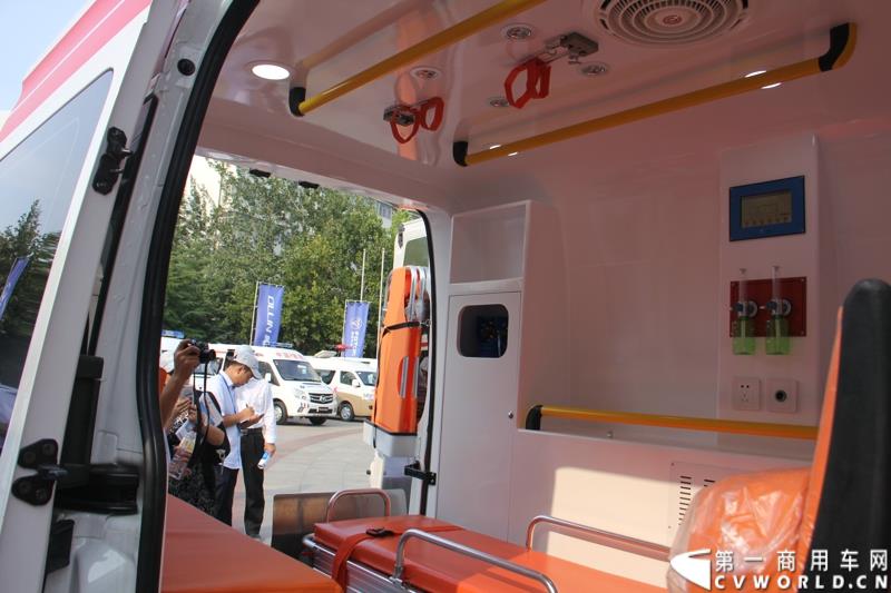 8月14日，图雅诺杯—福田商务汽车第五届改装大赛在山东潍坊举行，福田轻型商用车事业本部以及福田商务汽车负责人、改装企业、经销商、媒体在内的200余人出席了本次活动。图为：图雅诺改装的多功能检测车接受评审