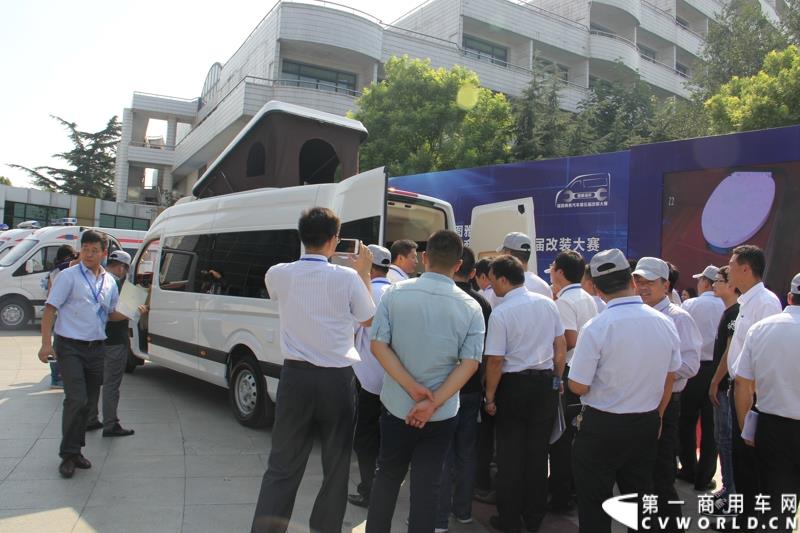 8月14日，图雅诺杯—福田商务汽车第五届改装大赛在山东潍坊举行，福田轻型商用车事业本部以及福田商务汽车负责人、改装企业、经销商、媒体在内的200余人出席了本次活动。图为：图雅诺改装的商务房车接受评审