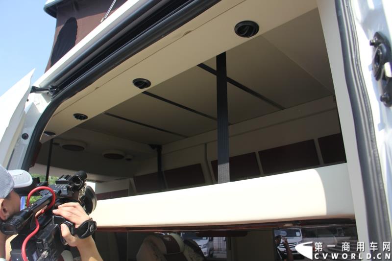 8月14日，图雅诺杯—福田商务汽车第五届改装大赛在山东潍坊举行，福田轻型商用车事业本部以及福田商务汽车负责人、改装企业、经销商、媒体在内的200余人出席了本次活动。图为：图雅诺改装的商务房车接受评审