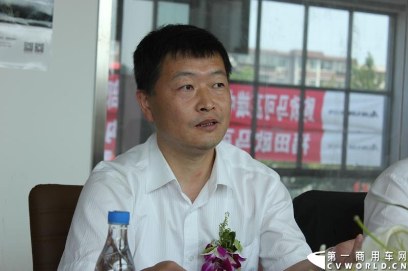 8月23日，以“价值引领未来”为主题的欧马可城市物流体验之旅在石家庄隆重举行。这是继珠三角、长三角、中原地区后，欧马可一路北上，打响了京津冀地区城市物流体验第一枪。图为：顾德华回答记者问