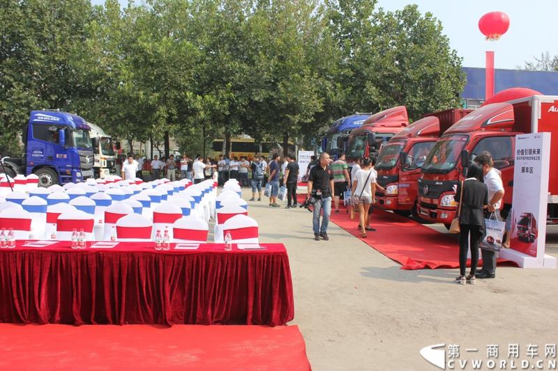 8月23日，以“价值引领未来”为主题的欧马可城市物流体验之旅在石家庄隆重举行。这是继珠三角、长三角、中原地区后，欧马可一路北上，打响了京津冀地区城市物流体验第一枪。图为：活动现场