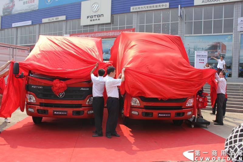 8月23日，以“价值引领未来”为主题的欧马可城市物流体验之旅在石家庄隆重举行。这是继珠三角、长三角、中原地区后，欧马可一路北上，打响了京津冀地区城市物流体验第一枪。图为：领导为欧马可新品揭幕 