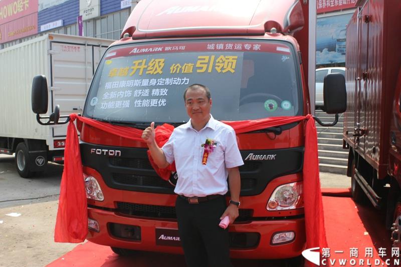 8月23日，以“价值引领未来”为主题的欧马可城市物流体验之旅在石家庄隆重举行。这是继珠三角、长三角、中原地区后，欧马可一路北上，打响了京津冀地区城市物流体验第一枪。图为：石家庄君行•华中行汽车运输有限公司副总经理杜弦与欧马可升级版车型合影