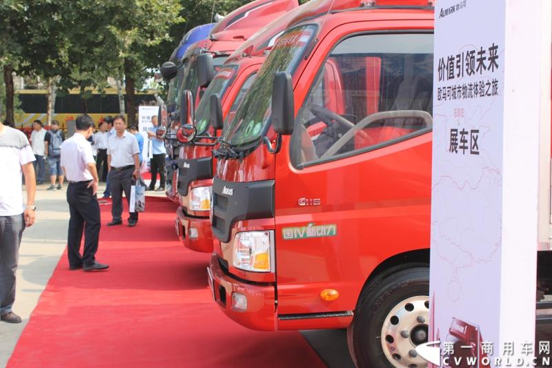 8月23日，以“价值引领未来”为主题的欧马可城市物流体验之旅在石家庄隆重举行。这是继珠三角、长三角、中原地区后，欧马可一路北上，打响了京津冀地区城市物流体验第一枪。图为：现场展车