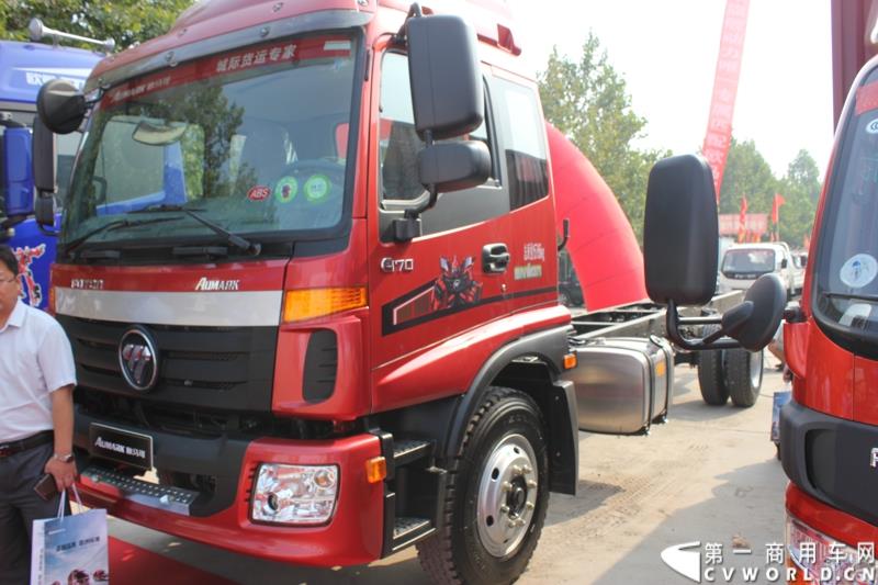 8月23日，以“价值引领未来”为主题的欧马可城市物流体验之旅在石家庄隆重举行。这是继珠三角、长三角、中原地区后，欧马可一路北上，打响了京津冀地区城市物流体验第一枪。图为：现场展车