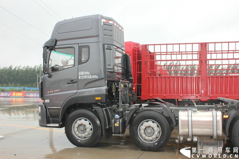 9月1日，以“全新升级·创富利器”为主题的2015中国重汽曼技术新斯太尔创富品鉴会，在河北衡水盛大举行。这是继邯郸、济宁站后，中国重汽再次携“创富者联盟”项目走进河北。图为：D7B高顶6X2牵引车