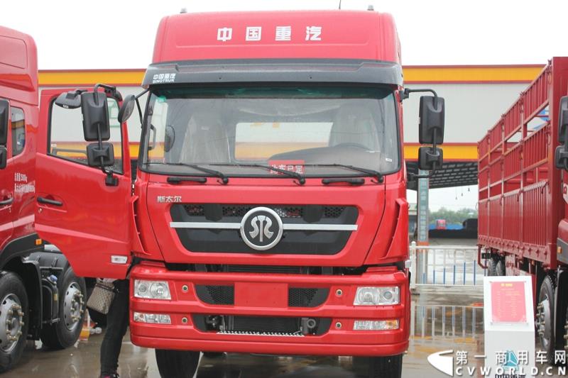 9月1日，以“全新升级·创富利器”为主题的2015中国重汽曼技术新斯太尔创富品鉴会，在河北衡水盛大举行。这是继邯郸、济宁站后，中国重汽再次携“创富者联盟”项目走进河北。图为：D7B高顶6X2牵引车
