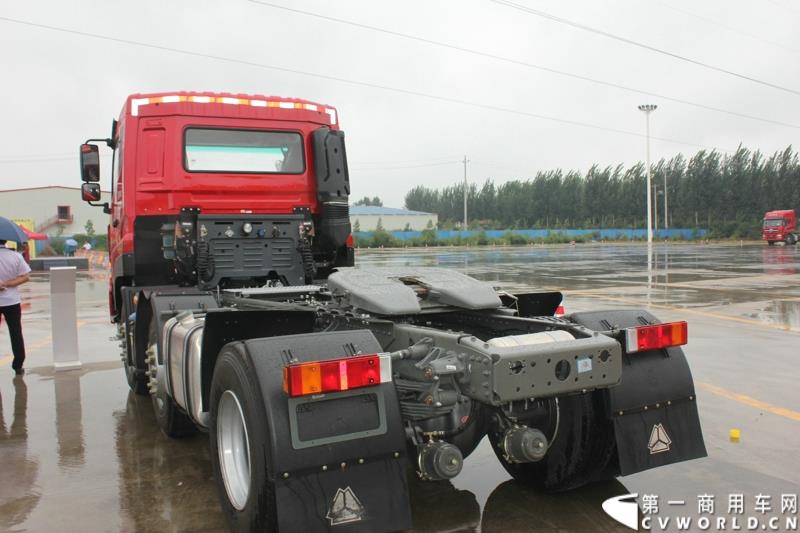 9月1日，以“全新升级·创富利器”为主题的2015中国重汽曼技术新斯太尔创富品鉴会，在河北衡水盛大举行。这是继邯郸、济宁站后，中国重汽再次携“创富者联盟”项目走进河北。图为：D7B高顶6X2牵引车