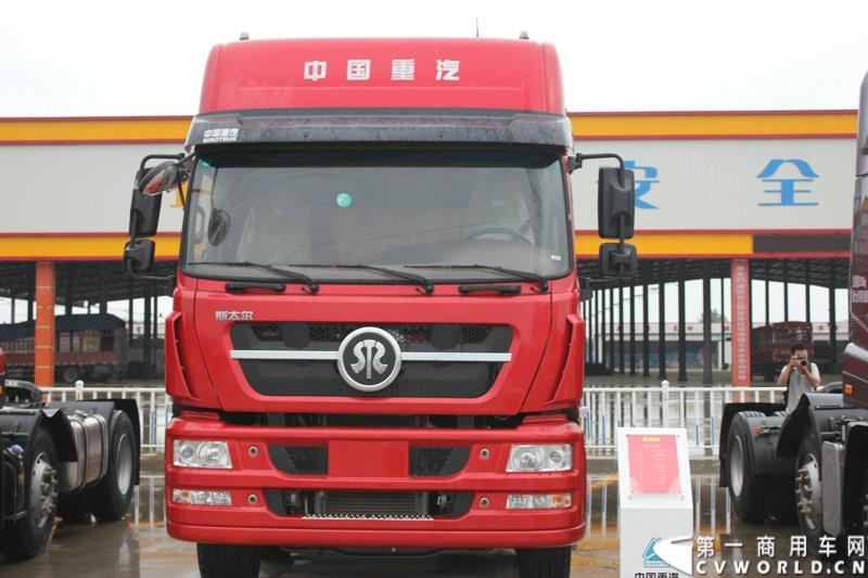 9月1日，以“全新升级·创富利器”为主题的2015中国重汽曼技术新斯太尔创富品鉴会，在河北衡水盛大举行。这是继邯郸、济宁站后，中国重汽再次携“创富者联盟”项目走进河北。图为：DM5G 8X4载货车