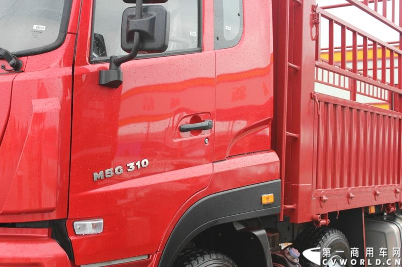 9月1日，以“全新升级·创富利器”为主题的2015中国重汽曼技术新斯太尔创富品鉴会，在河北衡水盛大举行。这是继邯郸、济宁站后，中国重汽再次携“创富者联盟”项目走进河北。图为：DM5G 8X4载货车