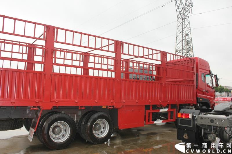 9月1日，以“全新升级·创富利器”为主题的2015中国重汽曼技术新斯太尔创富品鉴会，在河北衡水盛大举行。这是继邯郸、济宁站后，中国重汽再次携“创富者联盟”项目走进河北。图为：DM5G 8X4载货车