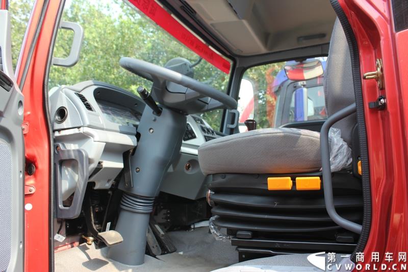 8月23日，以“价值引领未来”为主题的欧马可城市物流体验之旅在石家庄隆重举行。这是继珠三角、长三角、中原地区后，欧马可一路北上，打响了京津冀地区城市物流体验第一枪。图为：现场展车