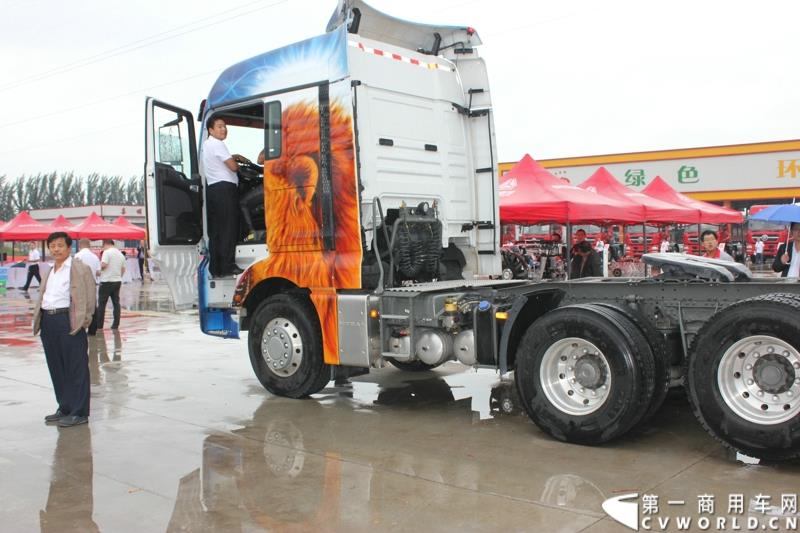 9月1日，以“全新升级·创富利器”为主题的2015中国重汽曼技术新斯太尔创富品鉴会，在河北衡水盛大举行。这是继邯郸、济宁站后，中国重汽再次携“创富者联盟”项目走进河北。图为：观众体验现场展出的汕德卡车型