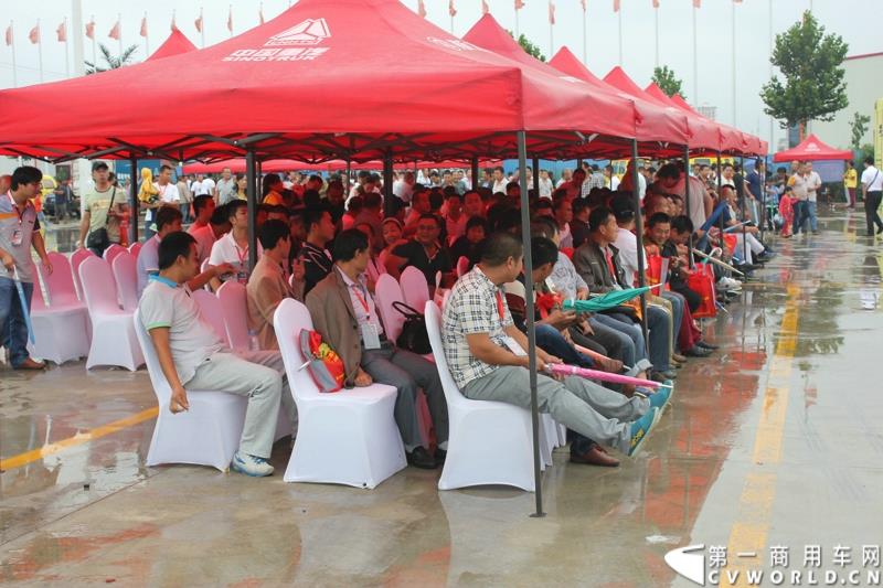 9月1日，以“全新升级·创富利器”为主题的2015中国重汽曼技术新斯太尔创富品鉴会，在河北衡水盛大举行。这是继邯郸、济宁站后，中国重汽再次携“创富者联盟”项目走进河北。图为：互动体验环节现场