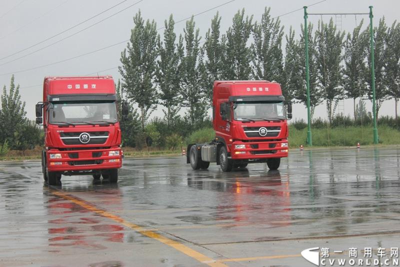 9月1日，以“全新升级·创富利器”为主题的2015中国重汽曼技术新斯太尔创富品鉴会，在河北衡水盛大举行。这是继邯郸、济宁站后，中国重汽再次携“创富者联盟”项目走进河北。图为：卡车特技表演