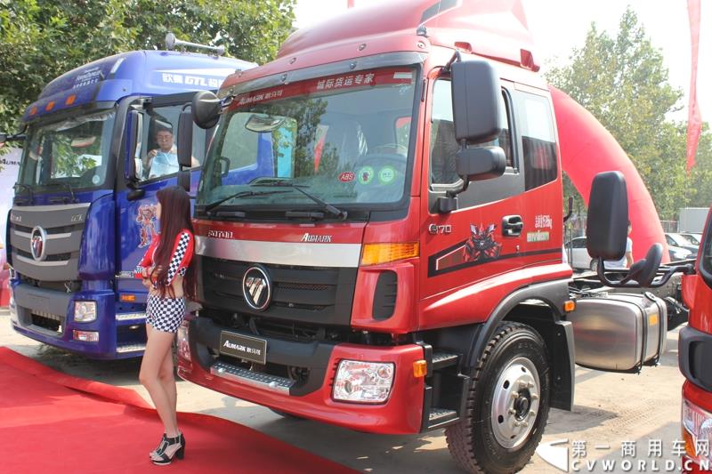 8月23日，以“价值引领未来”为主题的欧马可城市物流体验之旅在石家庄隆重举行。这是继珠三角、长三角、中原地区后，欧马可一路北上，打响了京津冀地区城市物流体验第一枪。图为：现场展车