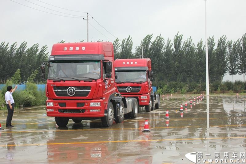 9月1日，以“全新升级·创富利器”为主题的2015中国重汽曼技术新斯太尔创富品鉴会，在河北衡水盛大举行。这是继邯郸、济宁站后，中国重汽再次携“创富者联盟”项目走进河北。图为：试乘试驾车辆