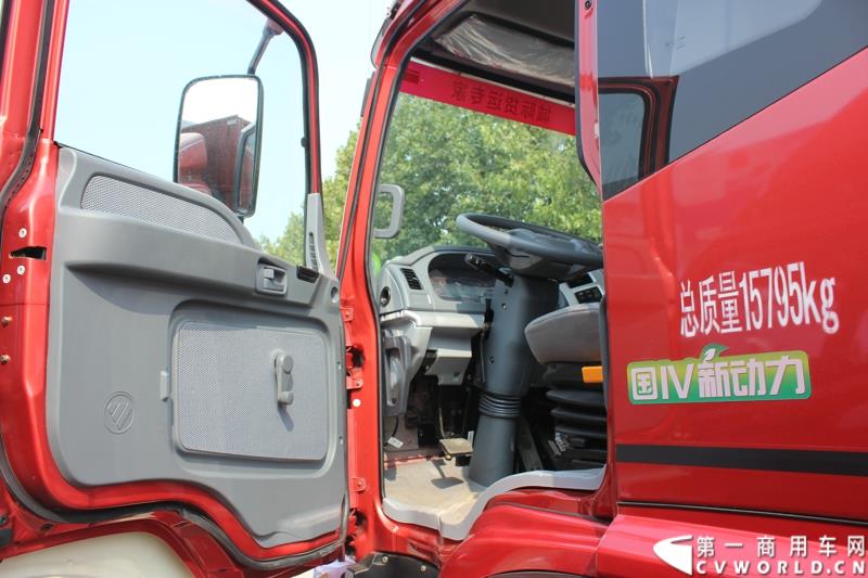 8月23日，以“价值引领未来”为主题的欧马可城市物流体验之旅在石家庄隆重举行。这是继珠三角、长三角、中原地区后，欧马可一路北上，打响了京津冀地区城市物流体验第一枪。图为：现场展车