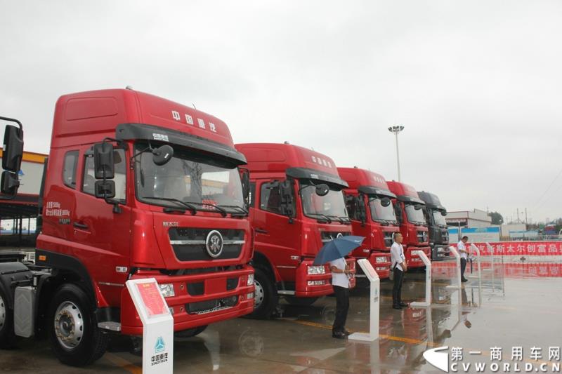 9月1日，以“全新升级·创富利器”为主题的2015中国重汽曼技术新斯太尔创富品鉴会，在河北衡水盛大举行。这是继邯郸、济宁站后，中国重汽再次携“创富者联盟”项目走进河北。图为：现场展车