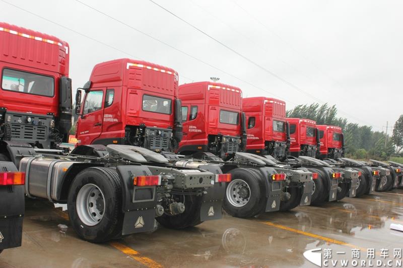 9月1日，以“全新升级·创富利器”为主题的2015中国重汽曼技术新斯太尔创富品鉴会，在河北衡水盛大举行。这是继邯郸、济宁站后，中国重汽再次携“创富者联盟”项目走进河北。图为：现场展车