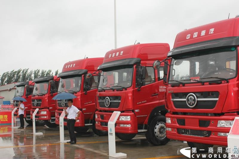 9月1日，以“全新升级·创富利器”为主题的2015中国重汽曼技术新斯太尔创富品鉴会，在河北衡水盛大举行。这是继邯郸、济宁站后，中国重汽再次携“创富者联盟”项目走进河北。图为：现场展车