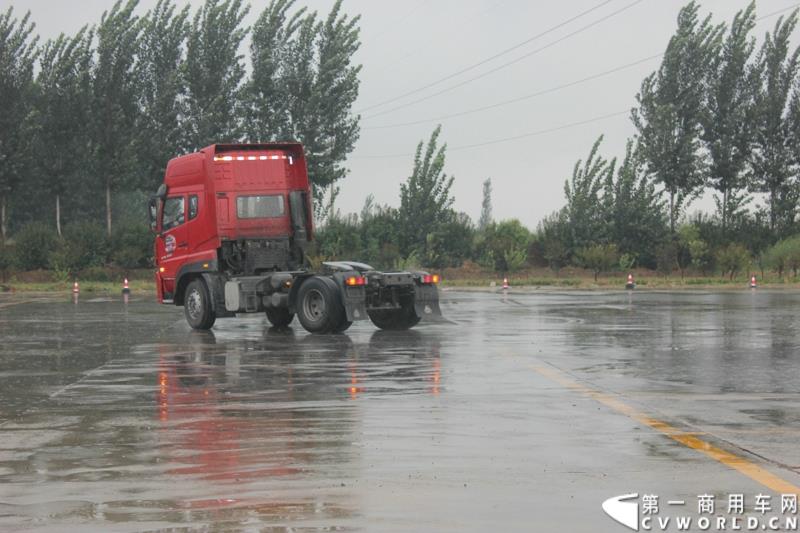 9月1日，以“全新升级·创富利器”为主题的2015中国重汽曼技术新斯太尔创富品鉴会，在河北衡水盛大举行。这是继邯郸、济宁站后，中国重汽再次携“创富者联盟”项目走进河北。图为：新斯太尔卡车漂移