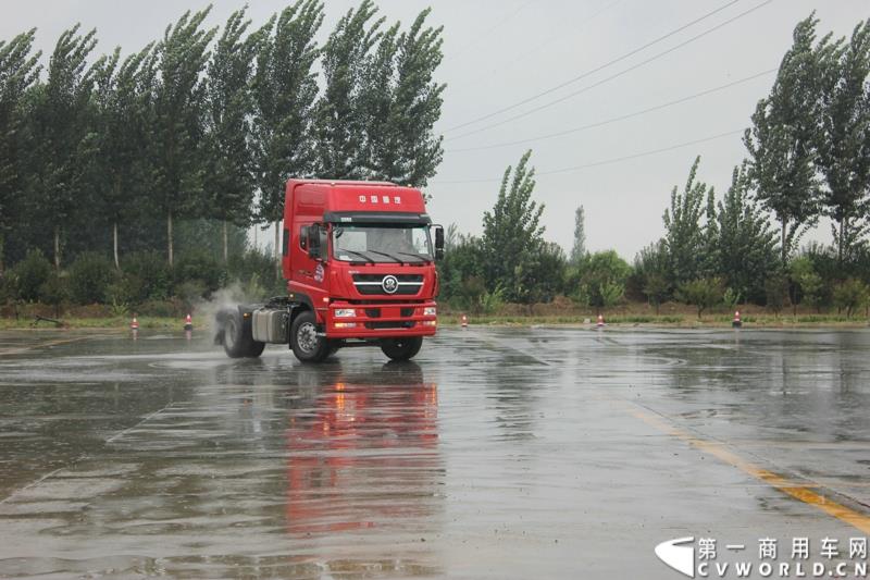 9月1日，以“全新升级·创富利器”为主题的2015中国重汽曼技术新斯太尔创富品鉴会，在河北衡水盛大举行。这是继邯郸、济宁站后，中国重汽再次携“创富者联盟”项目走进河北。图为：新斯太尔卡车漂移