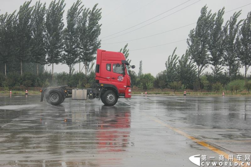 9月1日，以“全新升级·创富利器”为主题的2015中国重汽曼技术新斯太尔创富品鉴会，在河北衡水盛大举行。这是继邯郸、济宁站后，中国重汽再次携“创富者联盟”项目走进河北。图为：新斯太尔卡车漂移